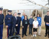 C’est à Fonbonne que l’argent collecté par l’Orchestre des Carabiniers du Prince lors du concert fêtant leur Cinquantième anniversaire le 16 Mars 2016, a été reversé a L’association ‘ Baby Népal ' et ‘ Adrien ', en présence de S.A.S la Princesse Stephanie, du Colonel Luc Fringant ( Commandant de la Force Public ), de Mme Gondeau ( Présidente du Kiwanis Club de Monaco ), de Mr Molines ( Président du Kiwanis Club de Monaco et deux jeunes ), des Carabiniers du Prince et des enfants Diego et Florian, le 1er Juin 2016. © Monte-Carlo Festivals C’est à Fonbonne que l’argent collecté par l’Orchestre des Carabiniers du Prince lors du concert fêtant leur Cinquantième anniversaire le 16 Mars 2016, a été reversé a L’association ‘ Baby Népal ' et ‘ Adrien ', en présence de S.A.S la Princesse Stephanie, du Colonel Luc Fringant ( Commandant de la Force Public ), de Mme Gondeau ( Présidente du Kiwanis Club de Monaco ), de Mr Molines ( Président du Kiwanis Club de Monaco et deux jeunes ), des Carabiniers du Prince et des enfants Diego et Florian, le 1er Juin 2016. © Monte-Carlo Festivals